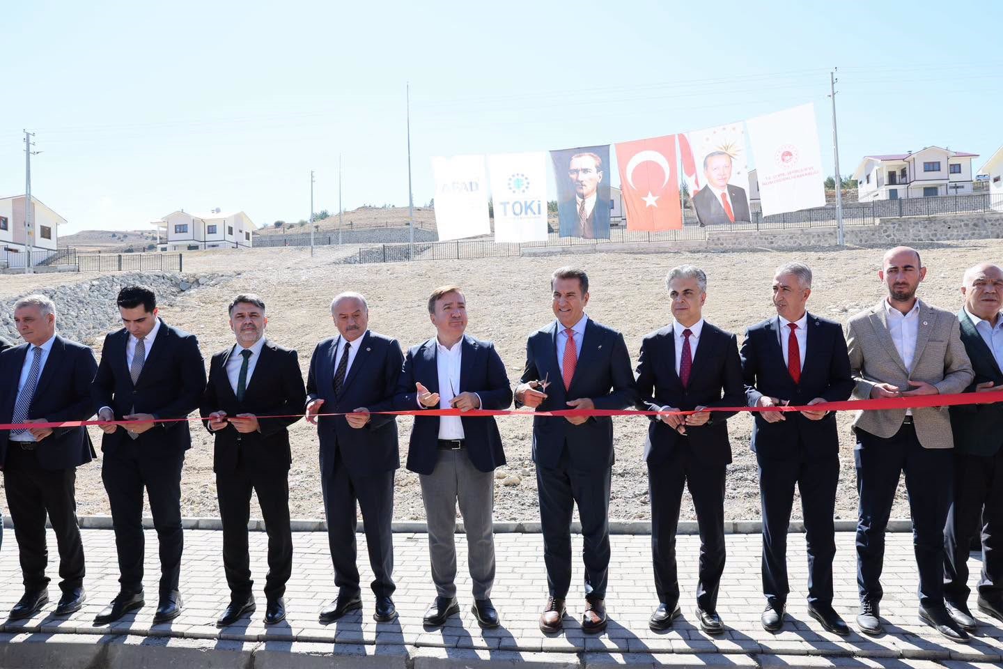 AFAD konutlarının anahtarları hak sahibi ailelere teslim edildi