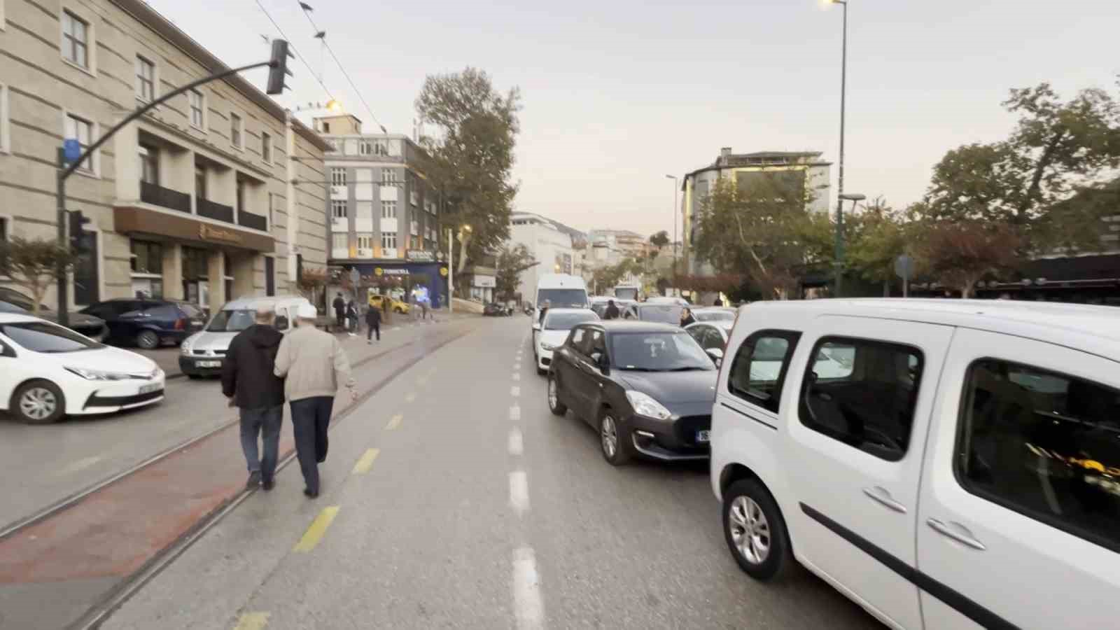 Bursa’da sabah namazı yoğunluğu: Trafik tek şeride düştü