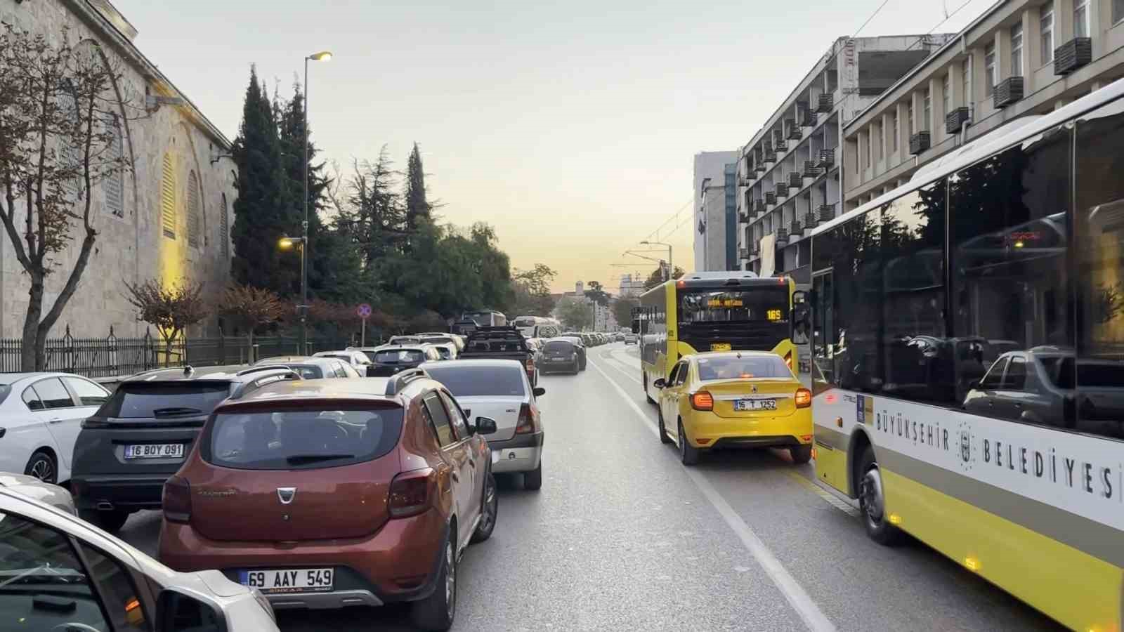 Bursa’da sabah namazı yoğunluğu: Trafik tek şeride düştü