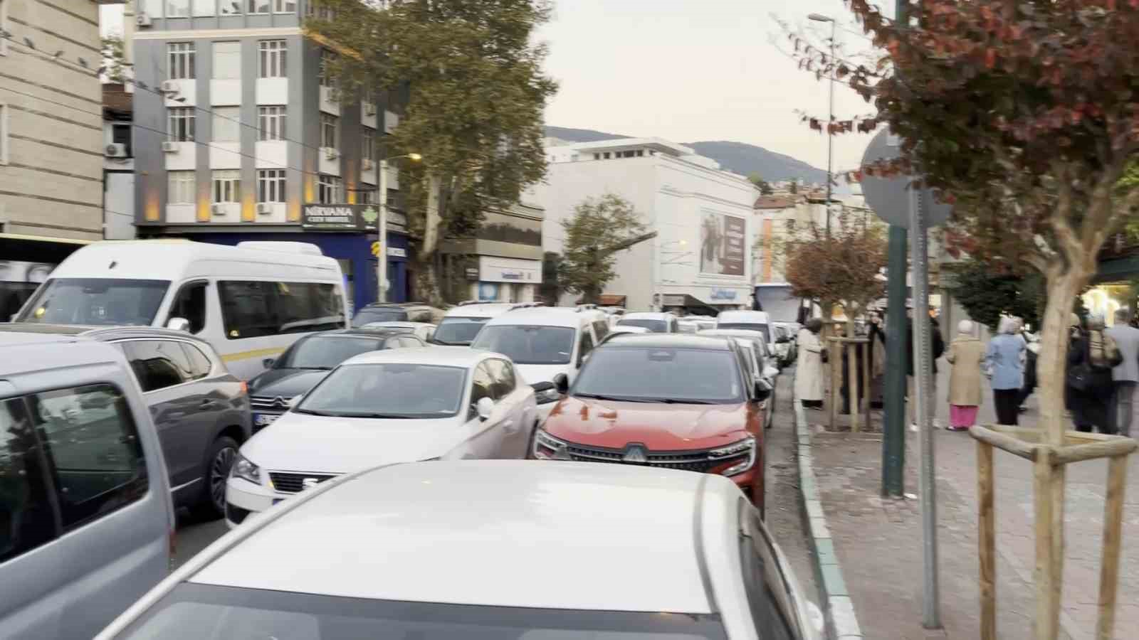 Bursa’da sabah namazı yoğunluğu: Trafik tek şeride düştü