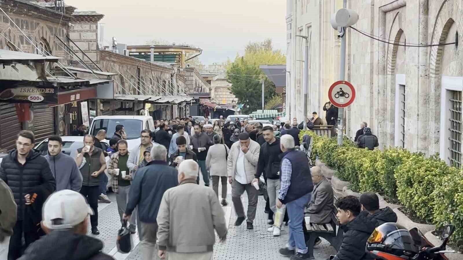 Bursa’da sabah namazı yoğunluğu: Trafik tek şeride düştü