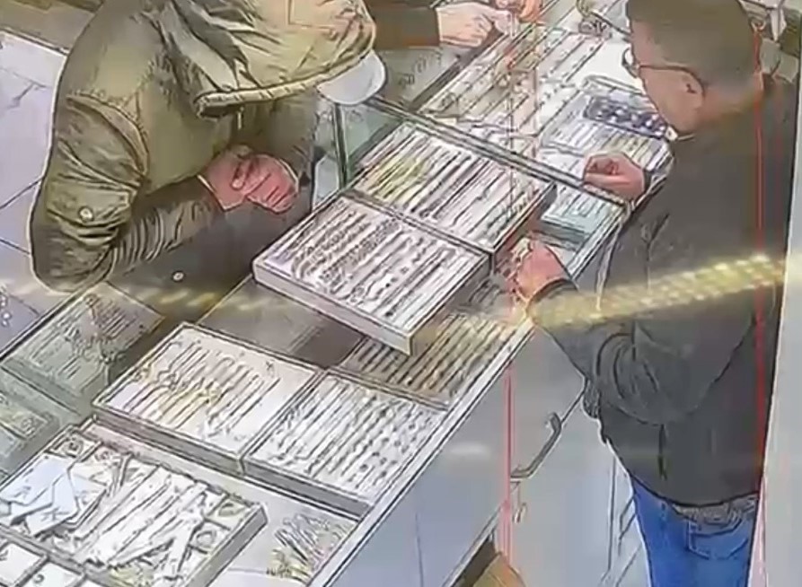 Sahte altınla kuyumcuyu oyaladı, bilekliği çalıp kaçtı