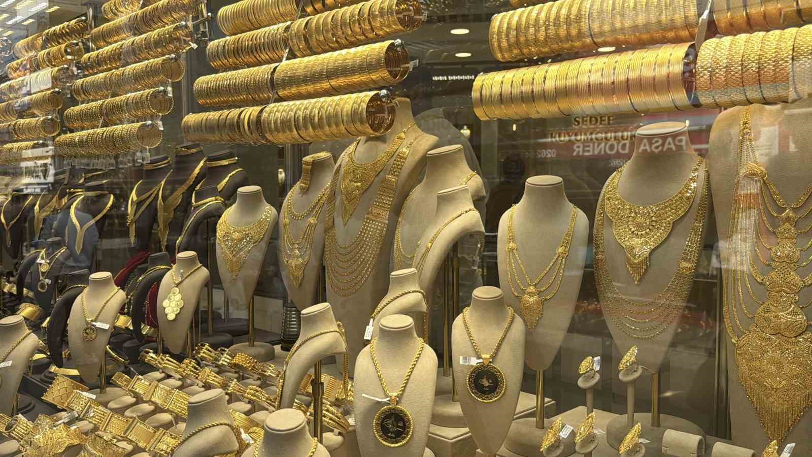 Sahte altınla kuyumcuyu oyaladı, bilekliği çalıp kaçtı