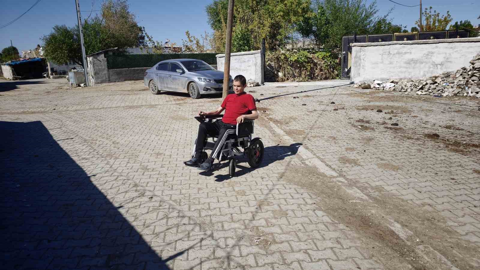Muş’ta 20 yaşındaki gence akülü sandalye desteği