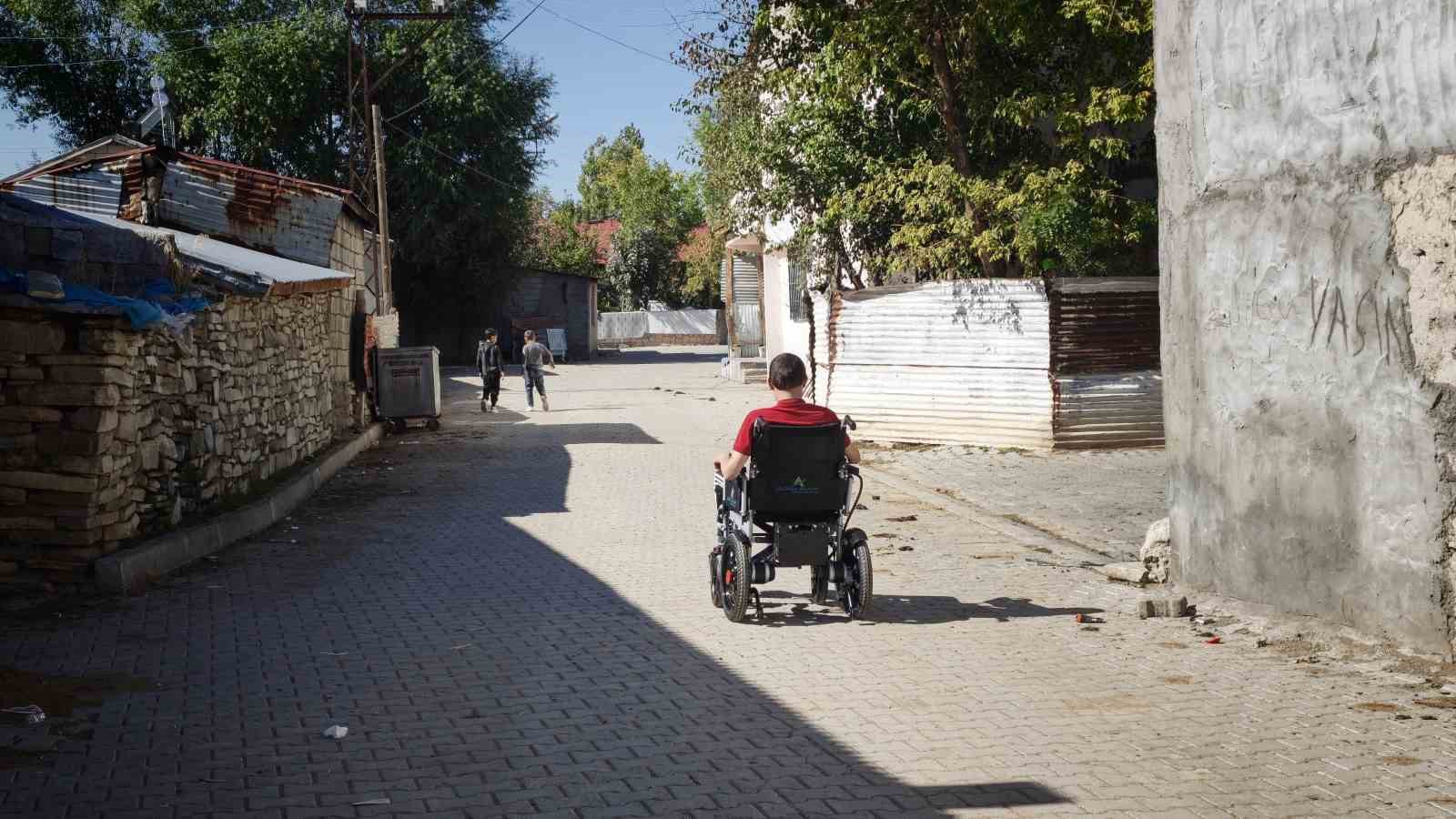 Muş’ta 20 yaşındaki gence akülü sandalye desteği