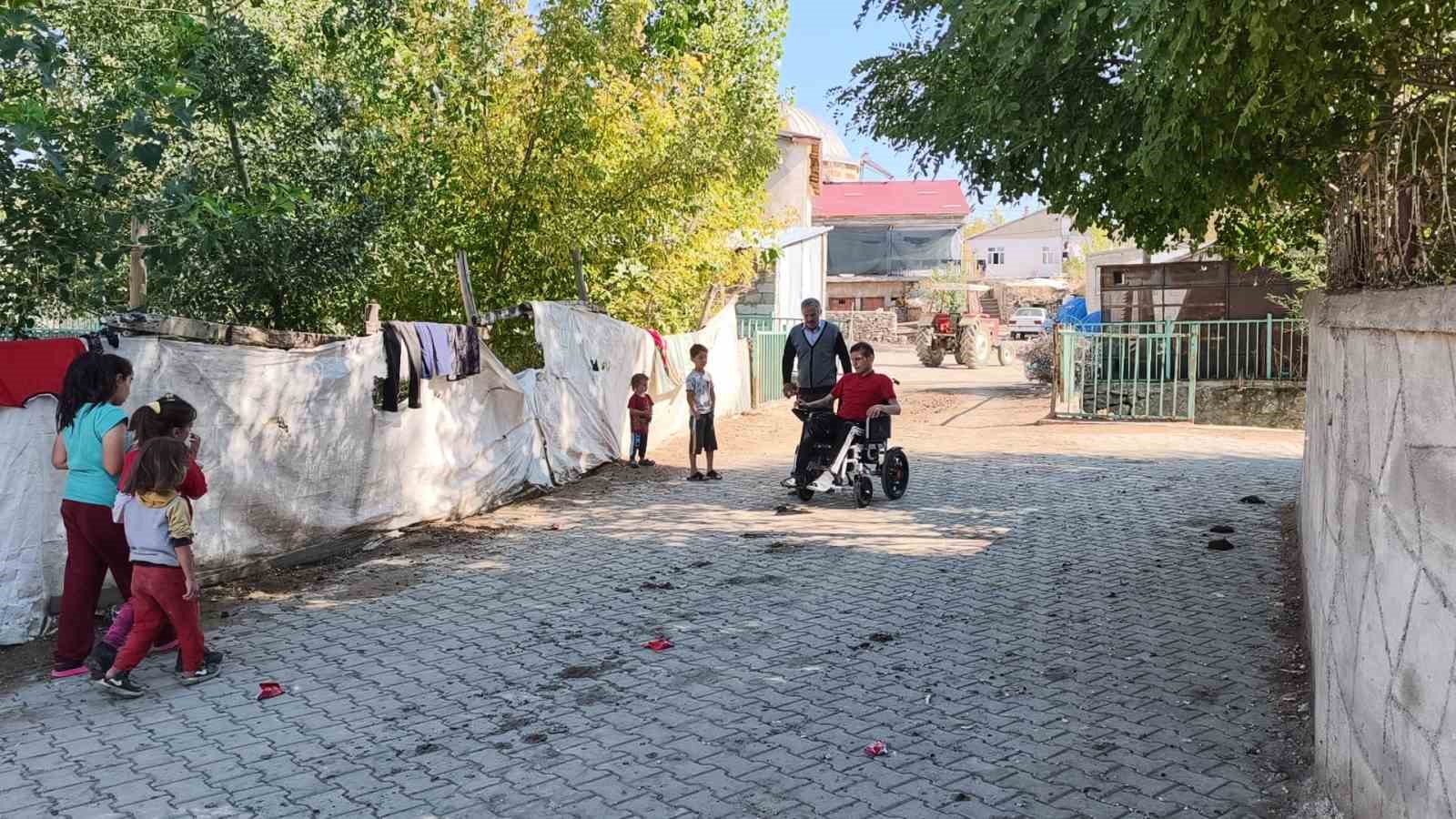 Muş’ta 20 yaşındaki gence akülü sandalye desteği