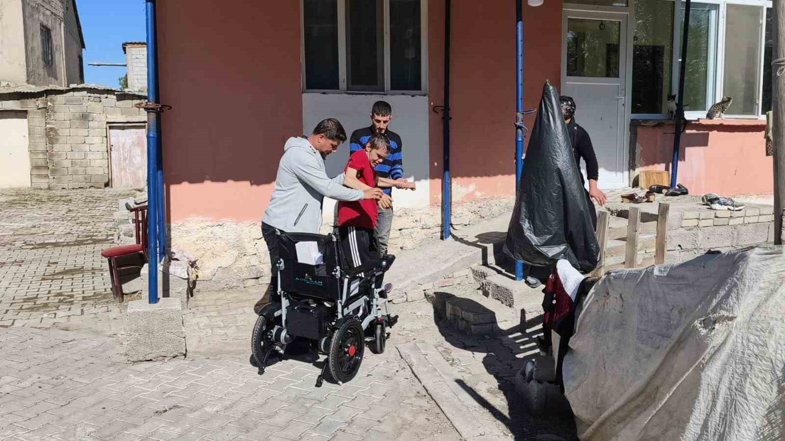 Muş’ta 20 yaşındaki gence akülü sandalye desteği