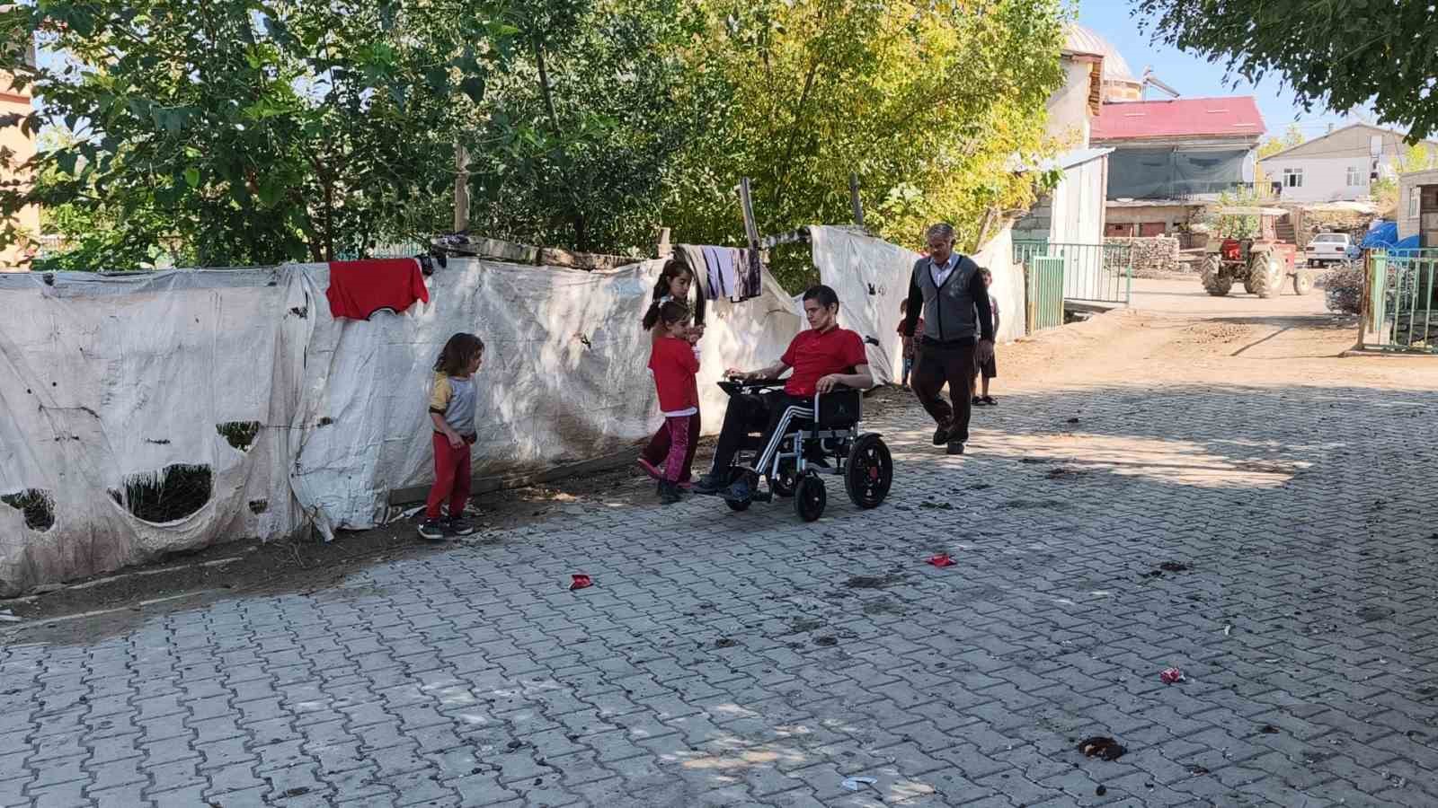 Muş’ta 20 yaşındaki gence akülü sandalye desteği