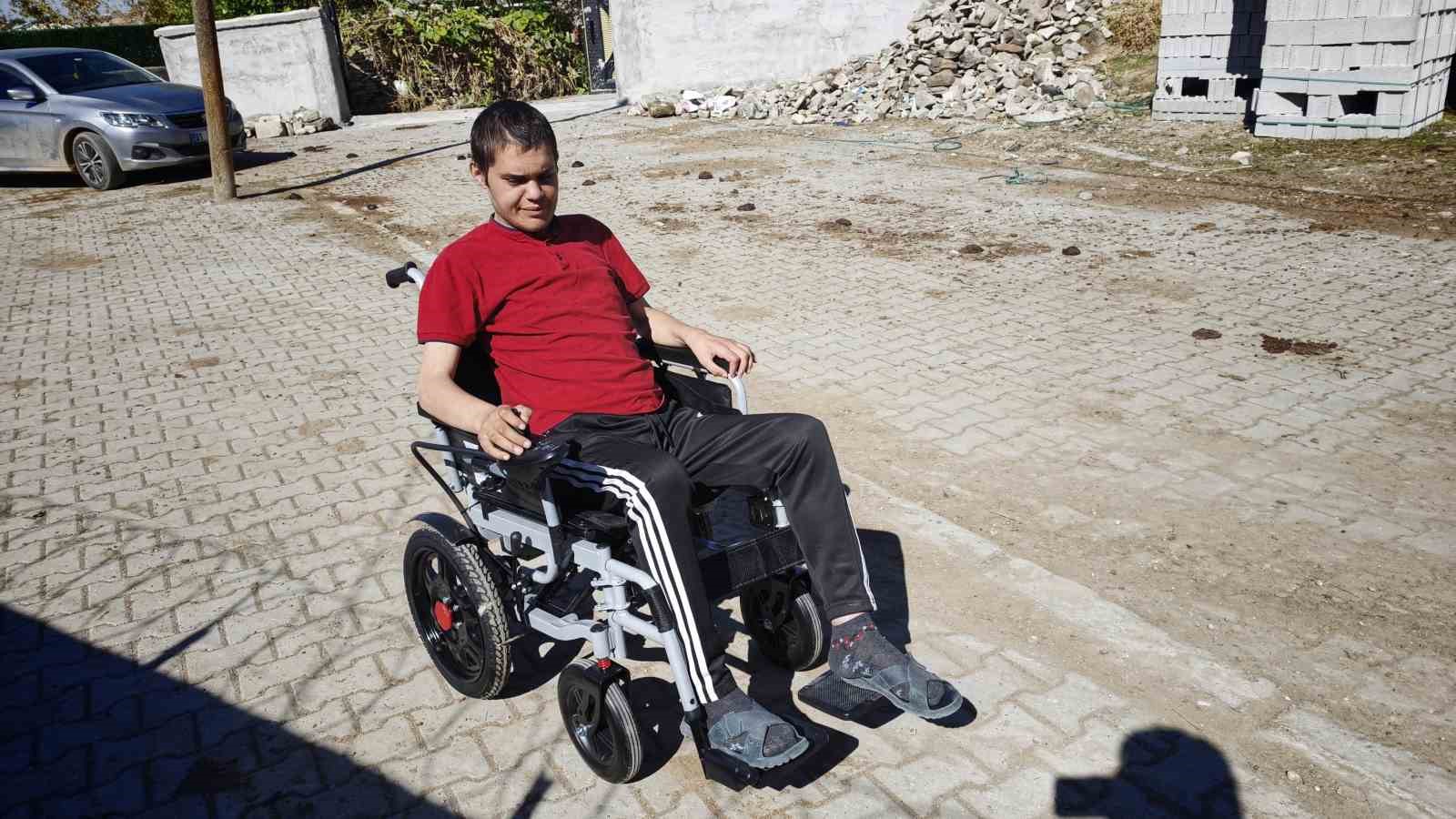 Muş’ta 20 yaşındaki gence akülü sandalye desteği