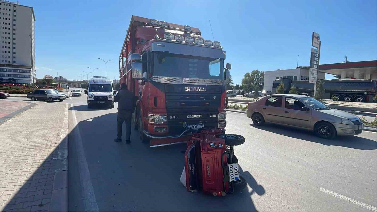 Kamyonla çarpışan elektrikli bisiklet 10 metre sürüklendi: 2 yaralı