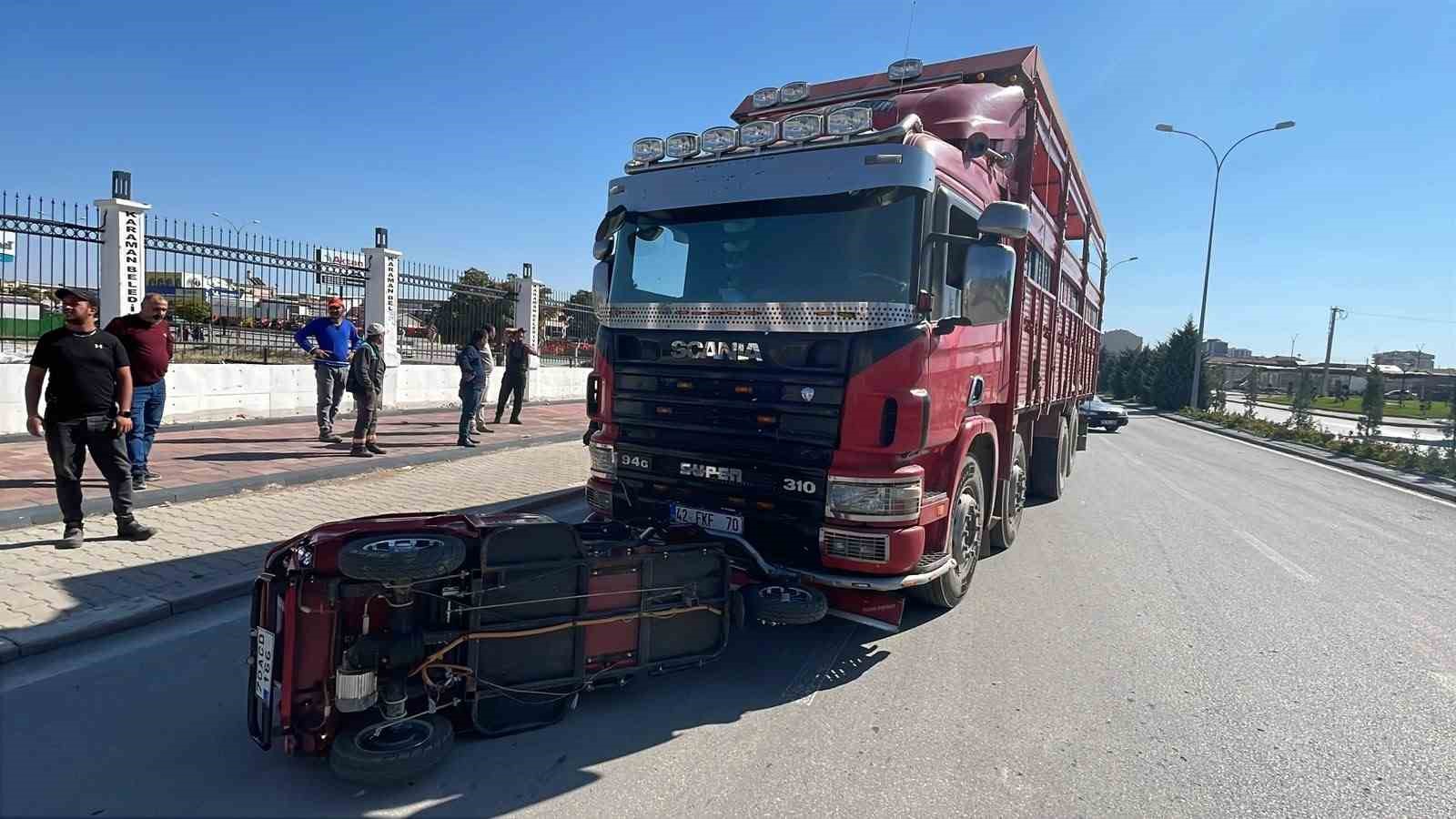 Kamyonla çarpışan elektrikli bisiklet 10 metre sürüklendi: 2 yaralı