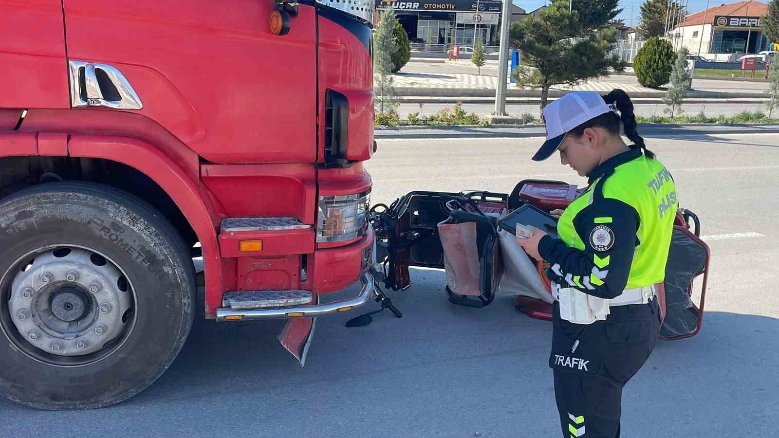 Kamyonla çarpışan elektrikli bisiklet 10 metre sürüklendi: 2 yaralı