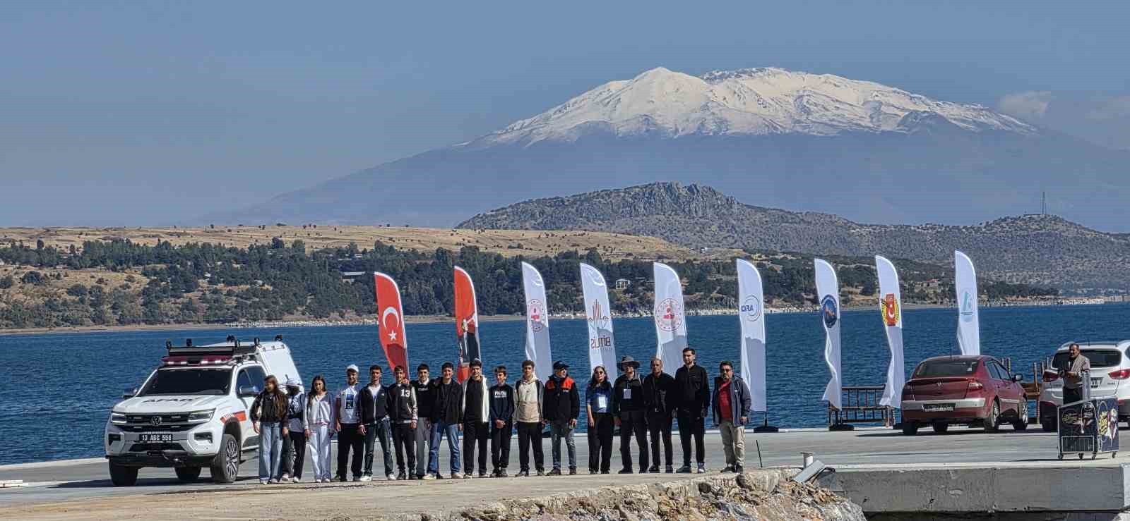 Van Gölü’nün altını üstüne getirecek gençler gölün kalbine indi