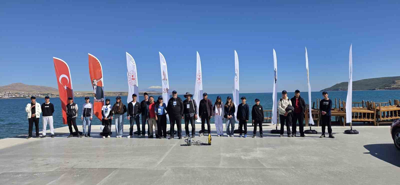 Van Gölü’nün altını üstüne getirecek gençler gölün kalbine indi