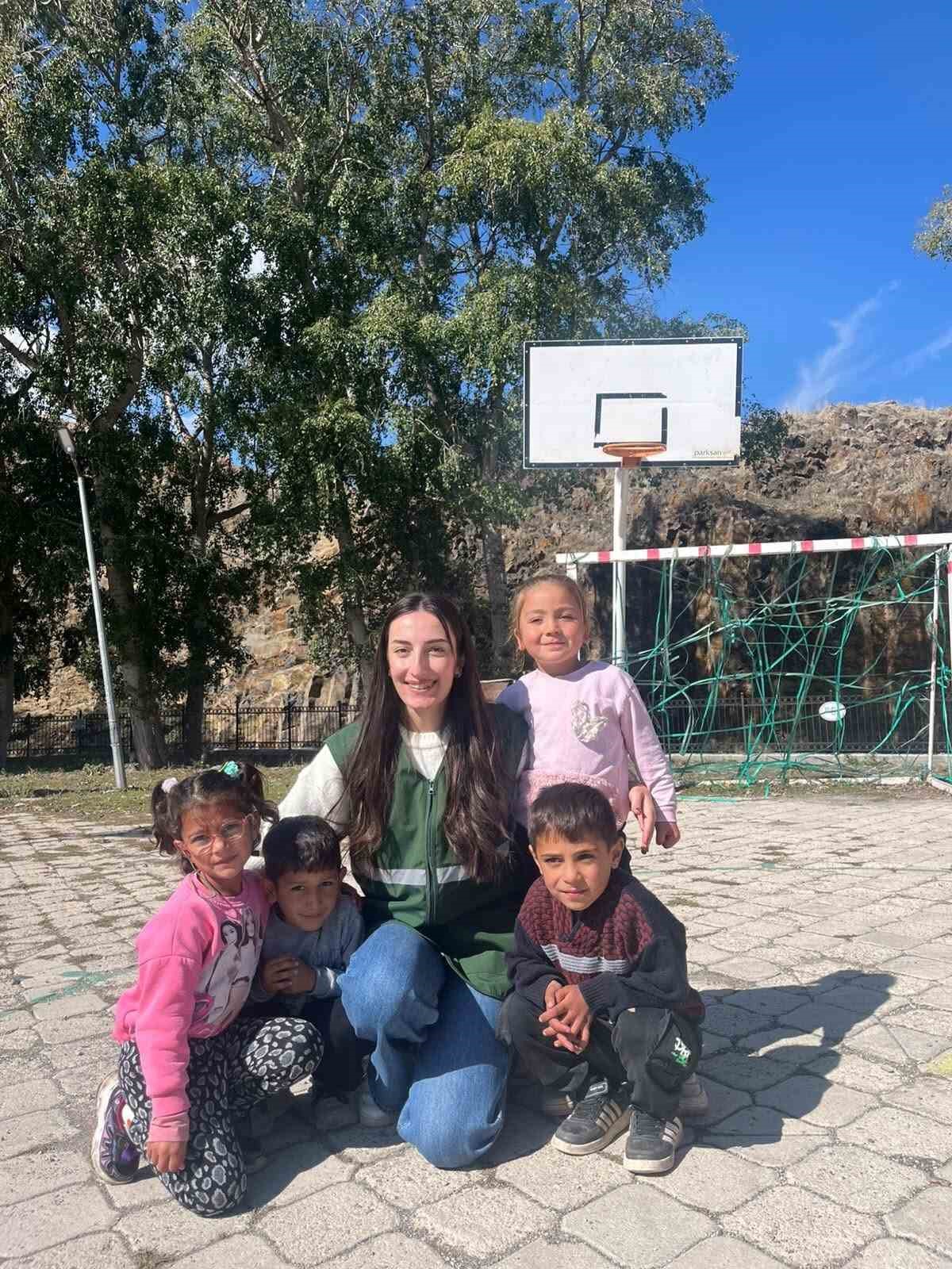 Yeşilay’dan Çerme Köyü’ndeki çocuklara anlamlı ziyaret