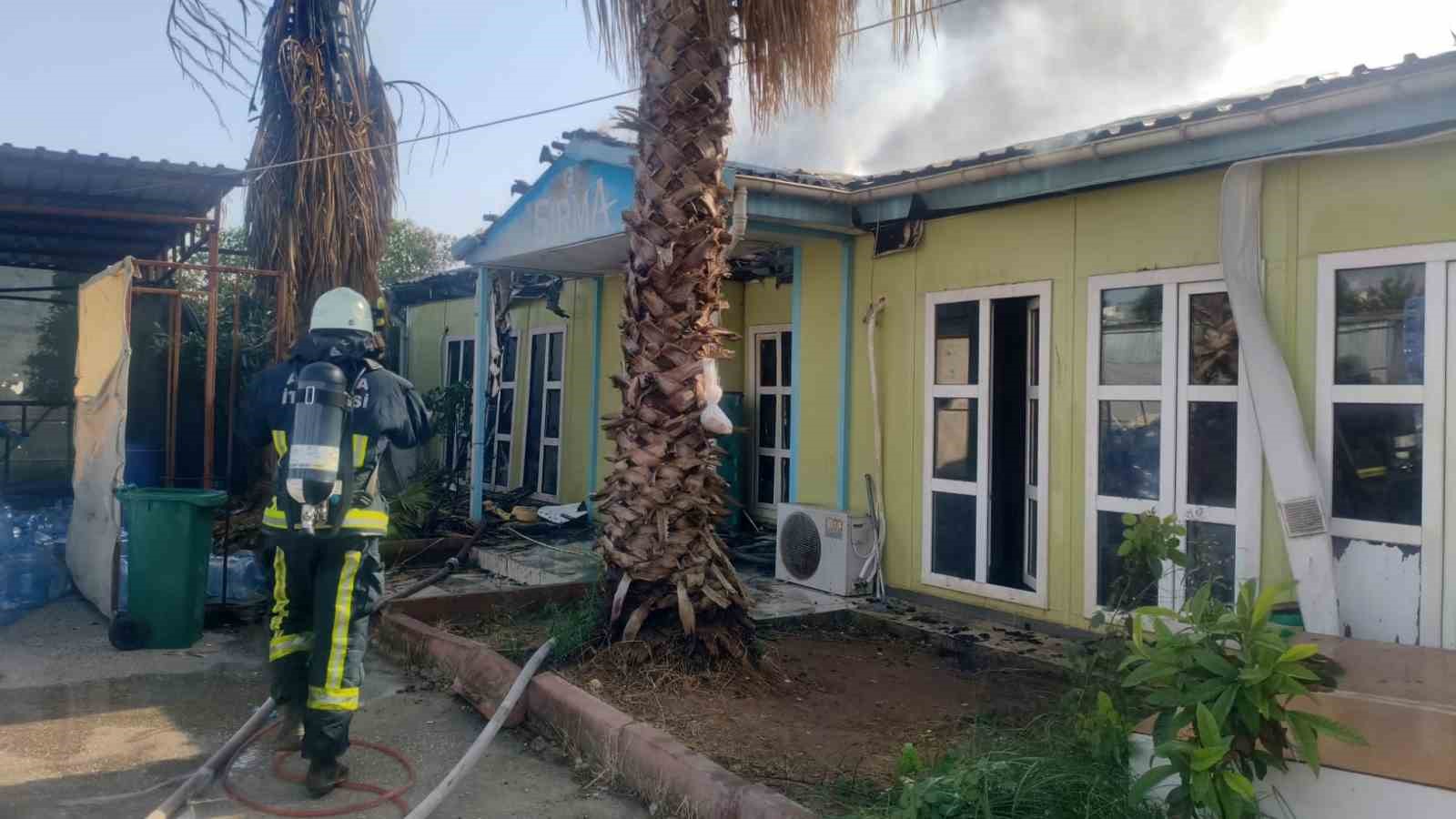 Antalya’da depoda çıkan yangın büyümeden söndürüldü