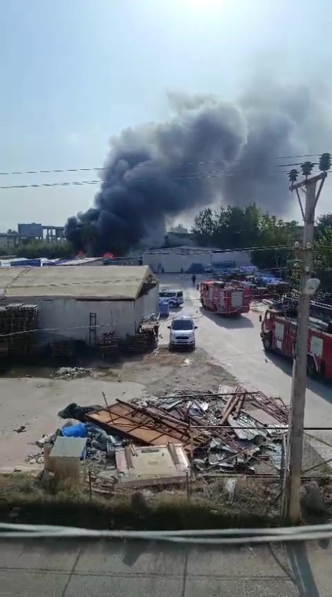 Antalya’da depoda çıkan yangın büyümeden söndürüldü