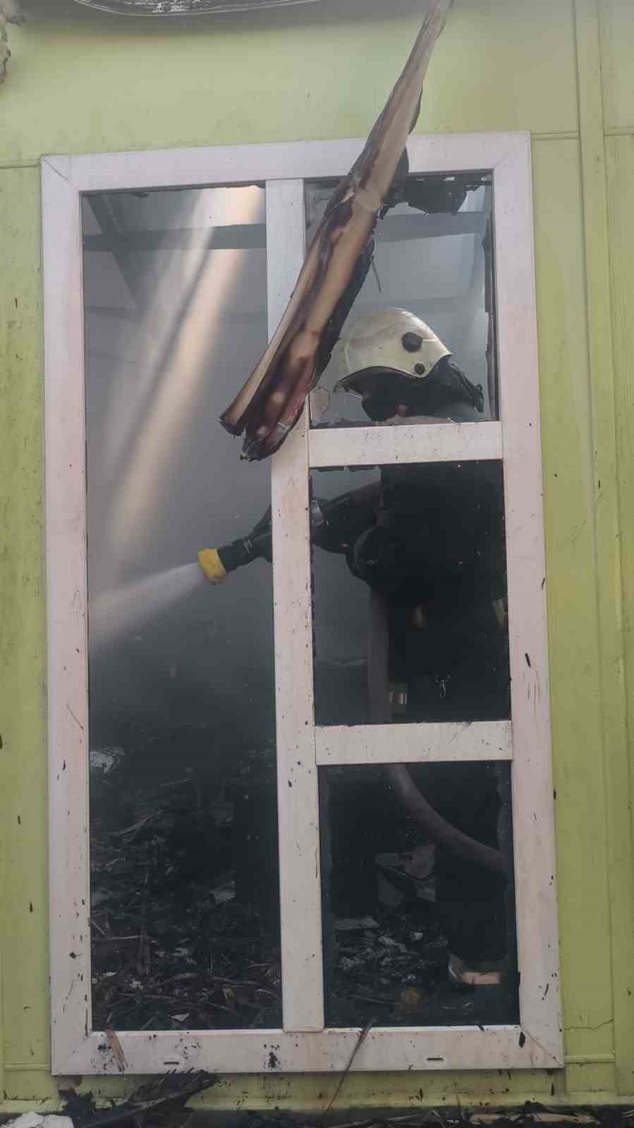 Antalya’da depoda çıkan yangın büyümeden söndürüldü
