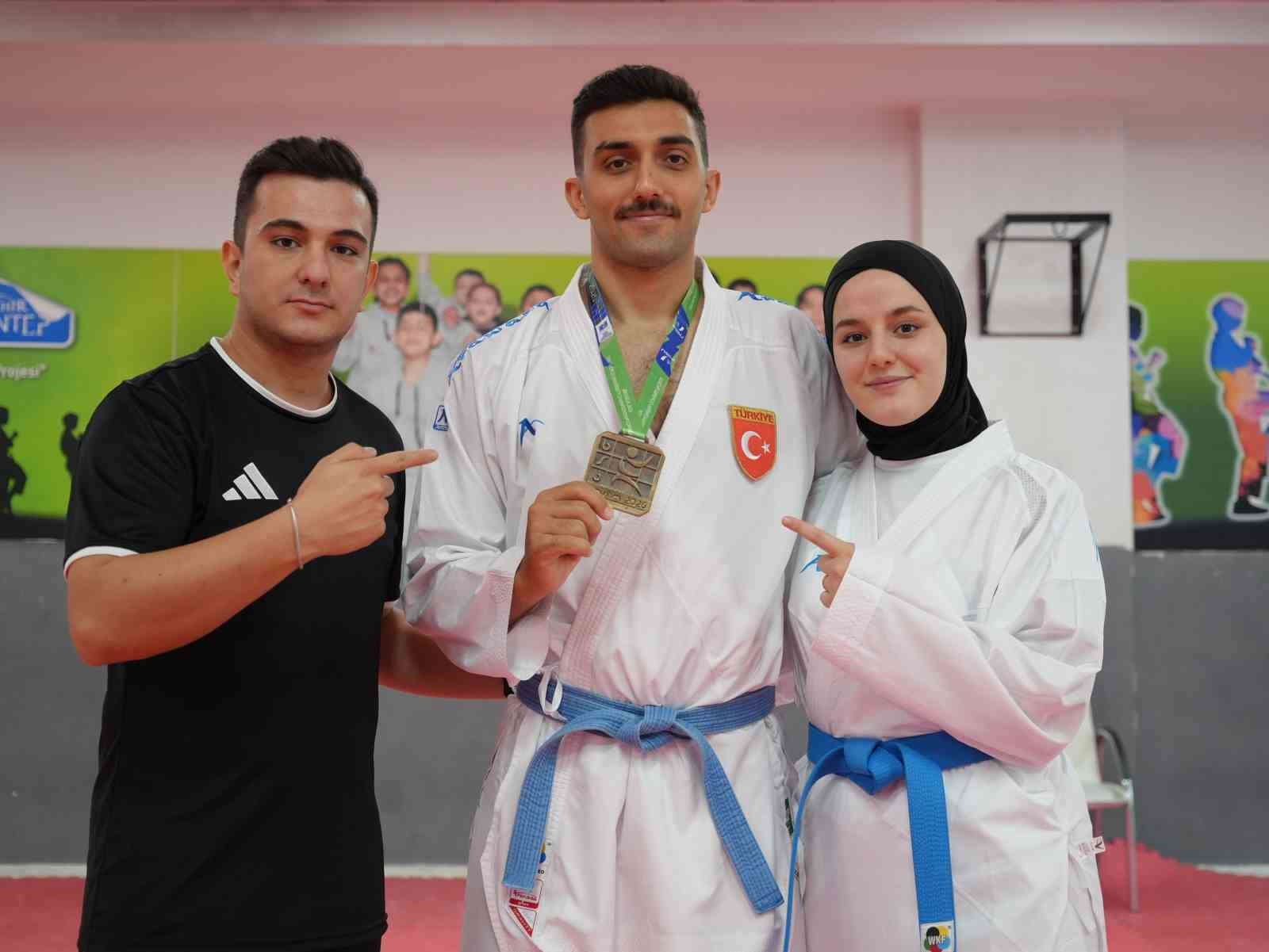 Eşiyle yaptığı antrenmanlarla dünya şampiyonluğuna uzandı