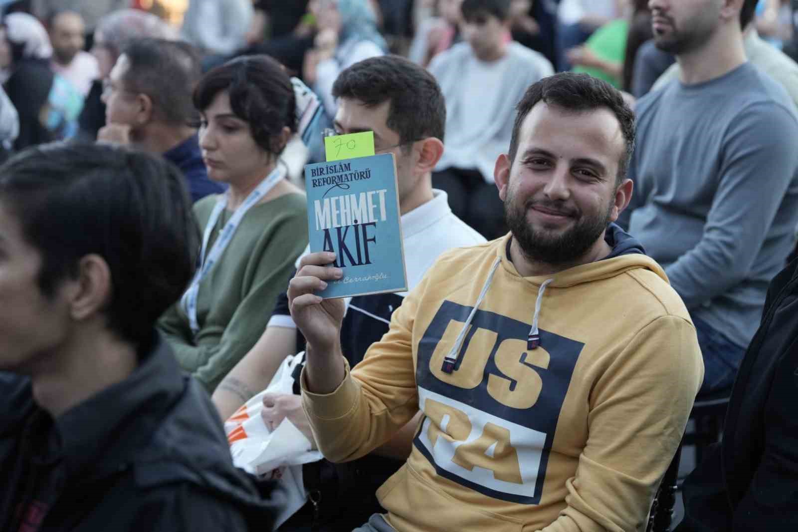 Kitap fuarında müzayede heyecanı
