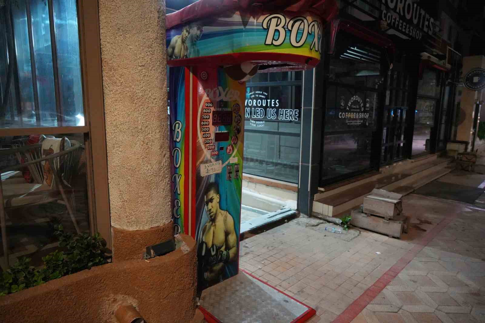 Boks makinesine vurmak isterken duvarı yumrukladı: "Yanlış bir insanı düşündüm, fazla geldi"