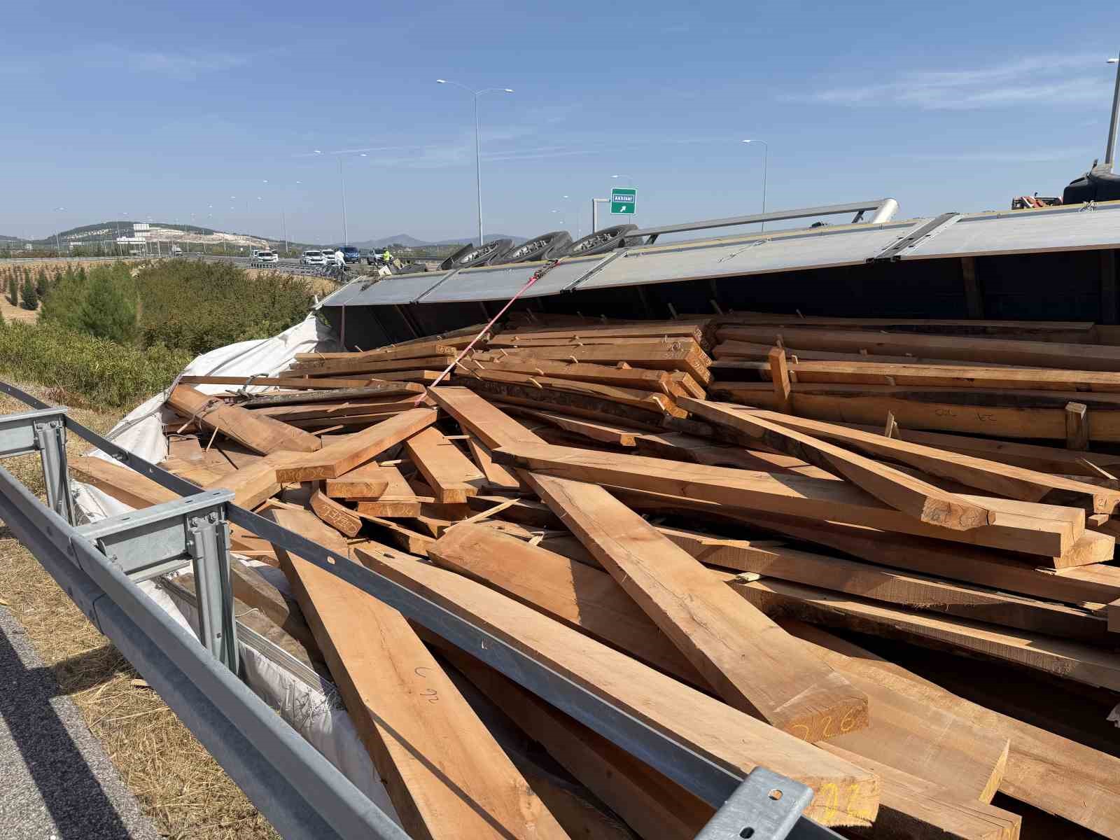 Bakan Çiftçi: "Manisa’nın Akhisar ilçesinde meydana gelen trafik kazasında ilk belirlemelere göre 11 vatandaşımız vefat etmiş, 37 vatandaşımız yaralanmıştır"