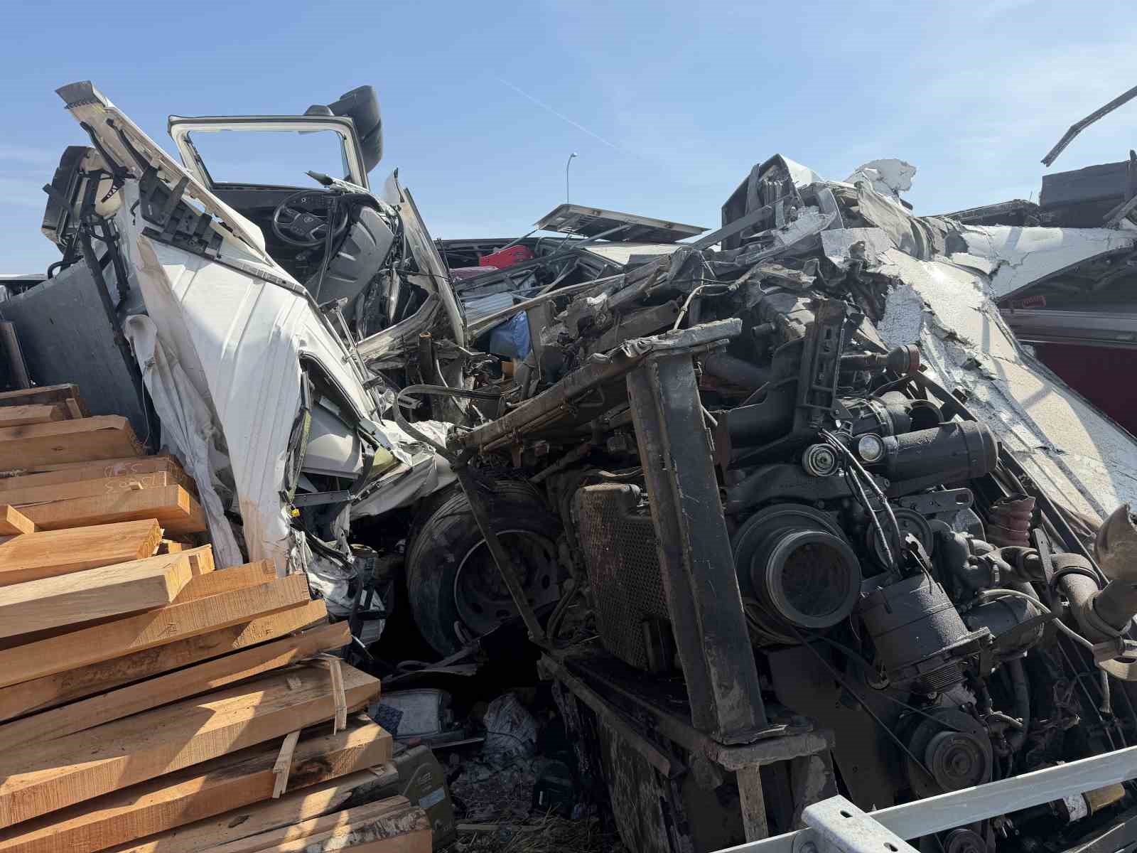 Bakan Çiftçi: "Manisa’nın Akhisar ilçesinde meydana gelen trafik kazasında ilk belirlemelere göre 11 vatandaşımız vefat etmiş, 37 vatandaşımız yaralanmıştır"