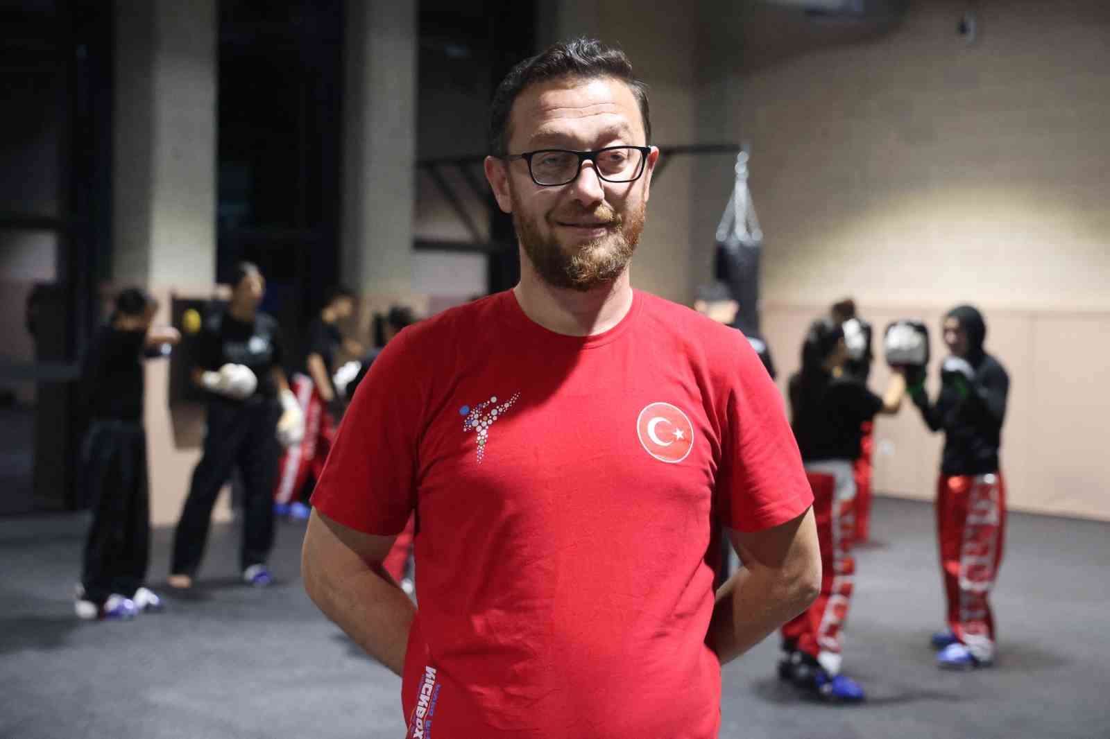 Kilo vermek için başladığı kick boksta dünya şampiyonu oldu