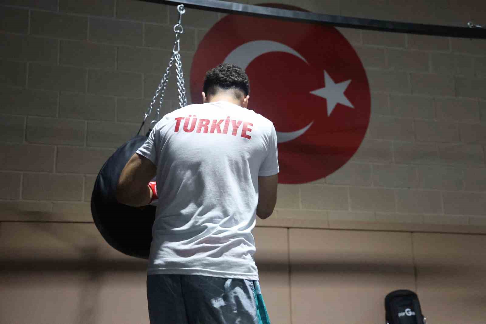 Kilo vermek için başladığı kick boksta dünya şampiyonu oldu