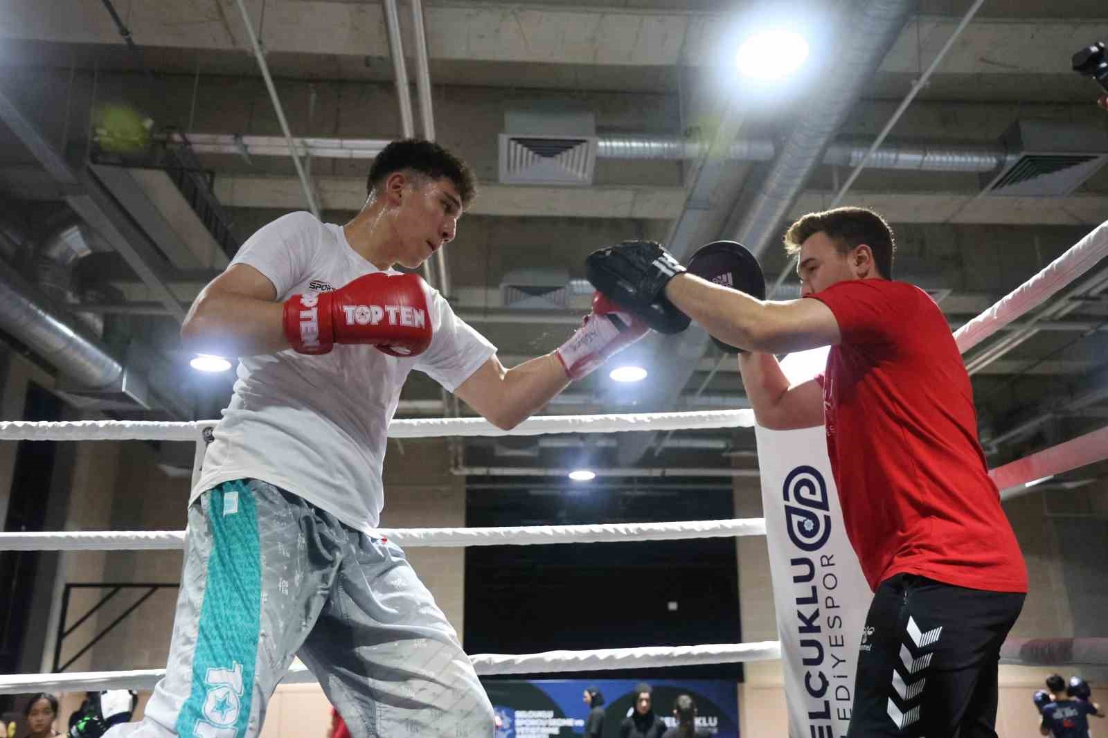 Kilo vermek için başladığı kick boksta dünya şampiyonu oldu