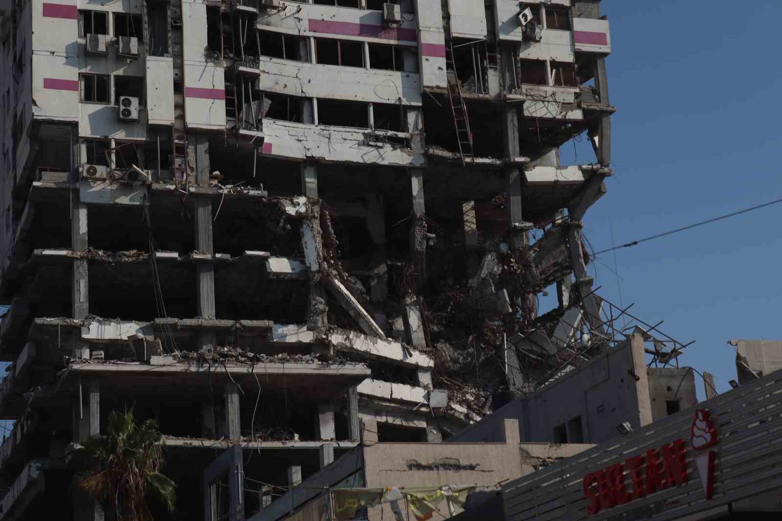 Gazzeliler kışı yıkılmak üzere olan binalarda karşılıyor
