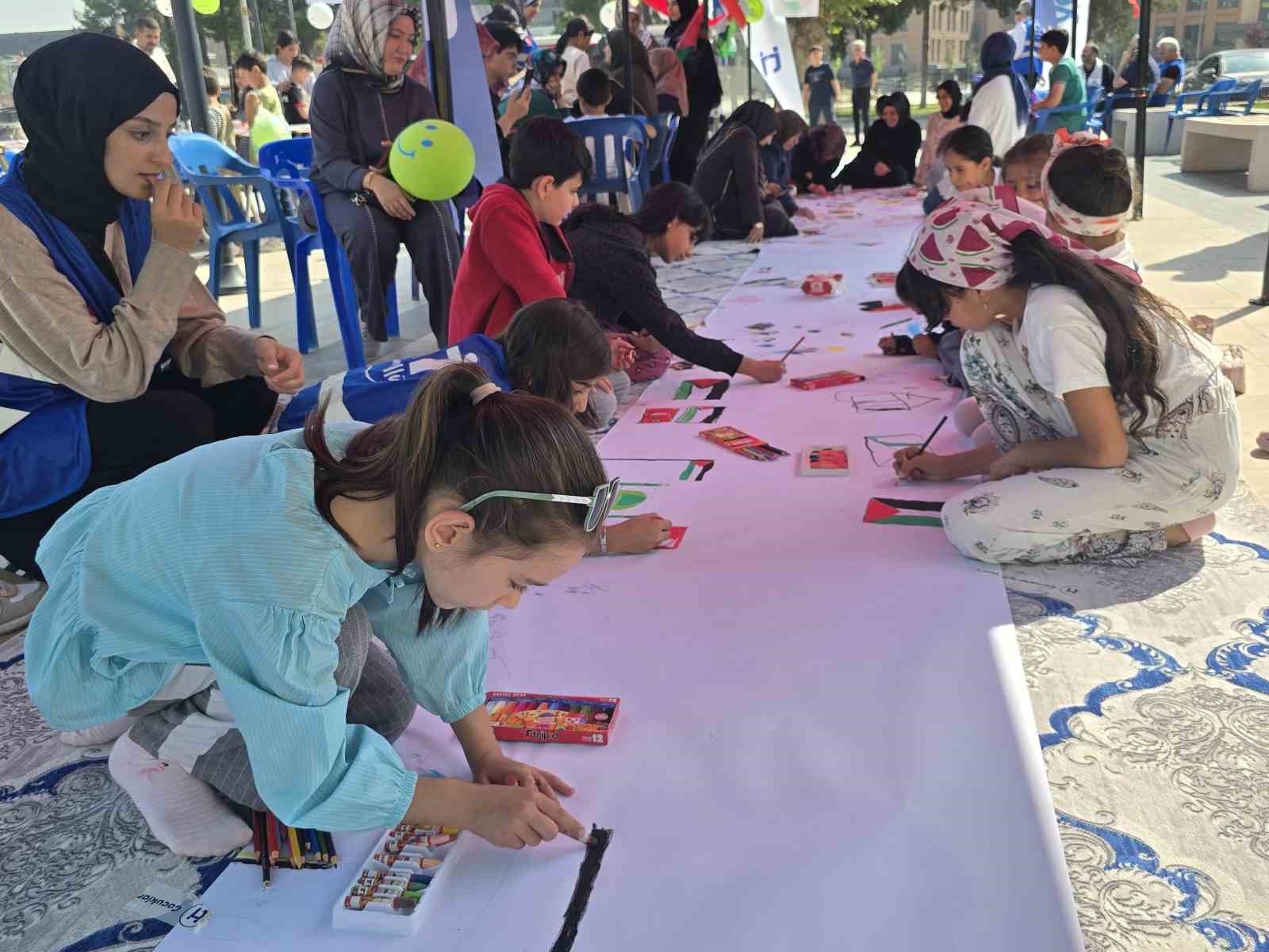 Adıyamanlı çocuklar, Filistinli çocuklar için çizdi