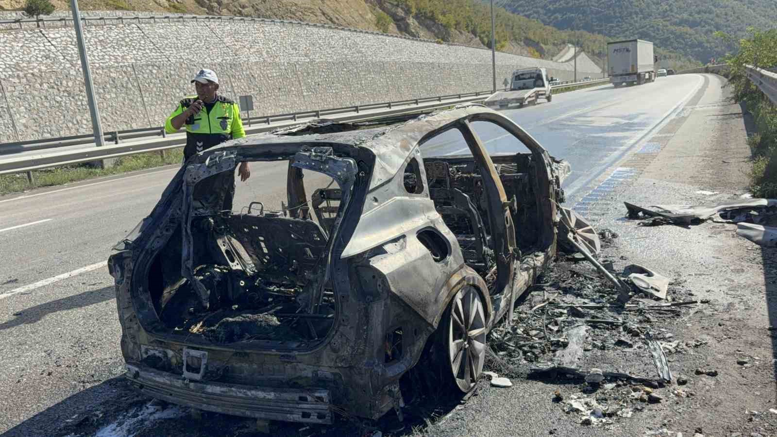 Seyir halindeki otomobil alev topuna döndü
