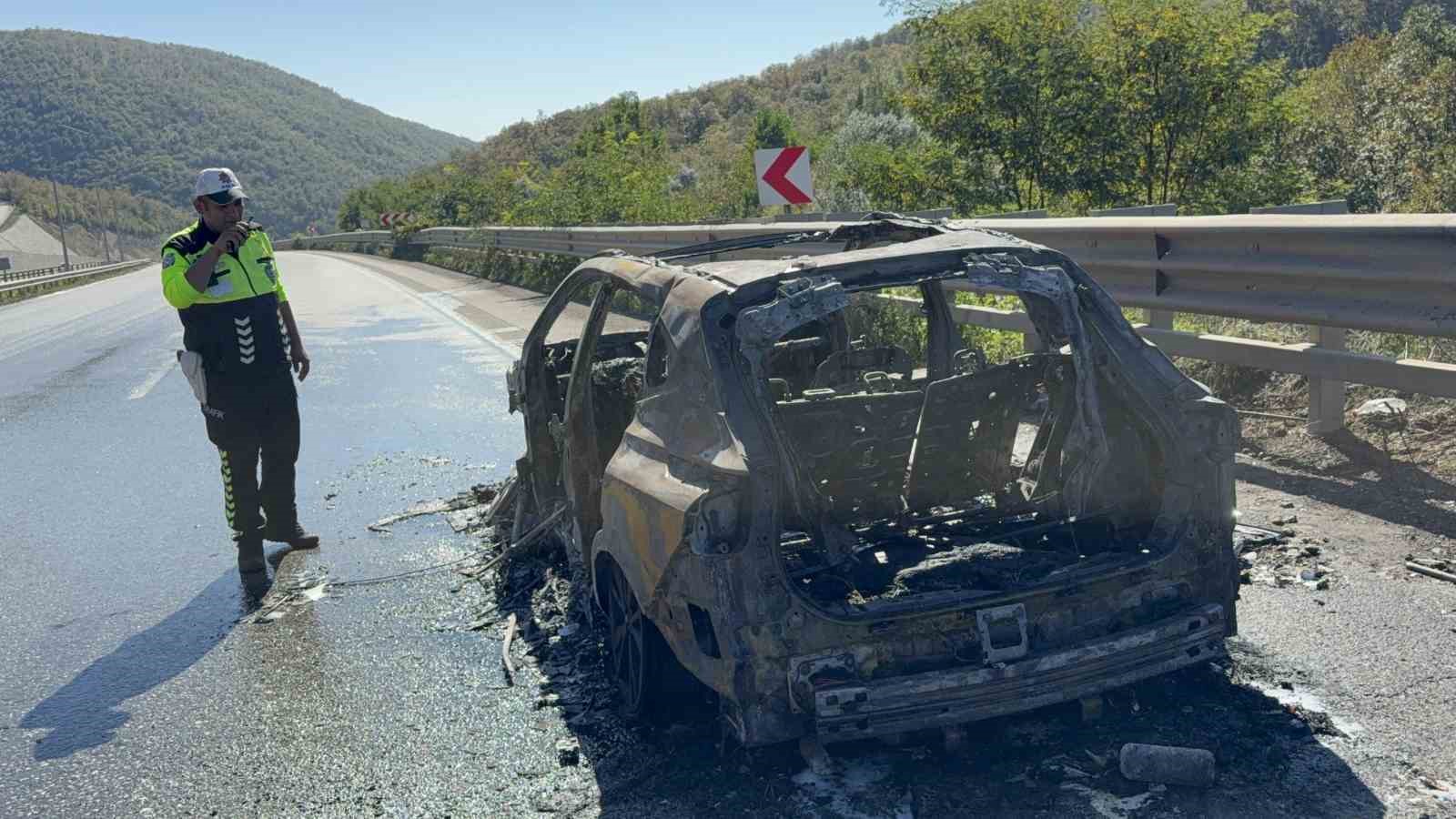 Seyir halindeki otomobil alev topuna döndü