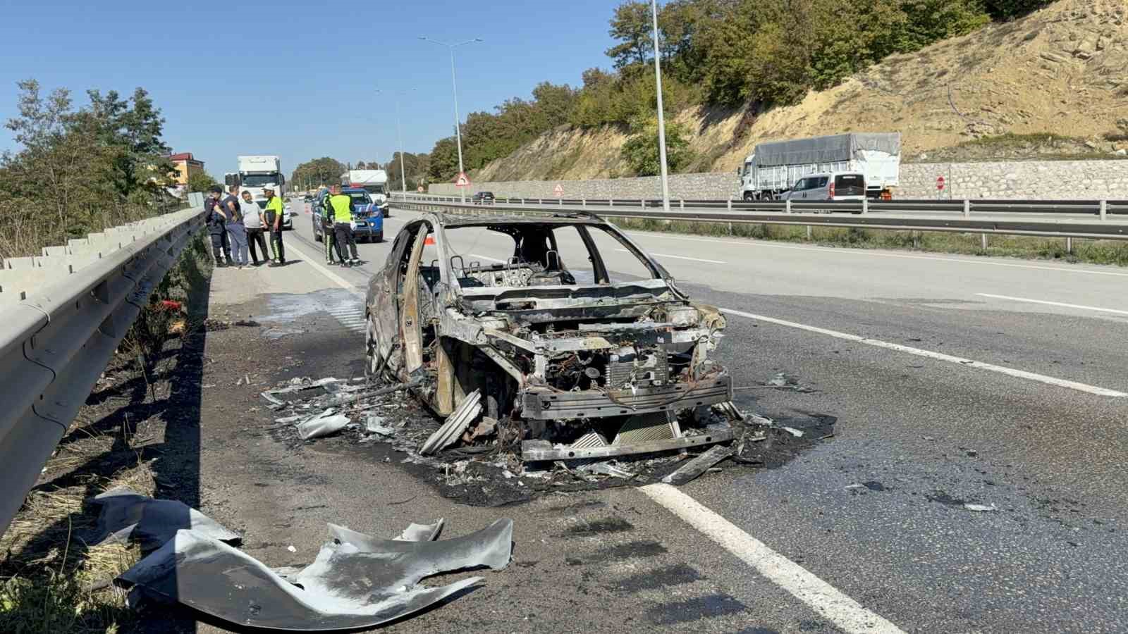 Seyir halindeki otomobil alev topuna döndü