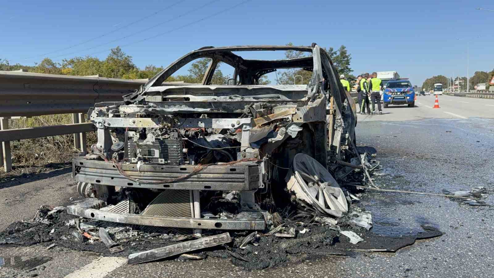 Seyir halindeki otomobil alev topuna döndü
