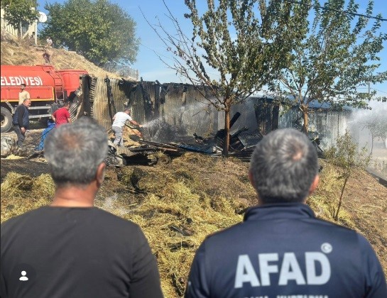 Tunceli’de ahır yangını büyümeden söndürüldü