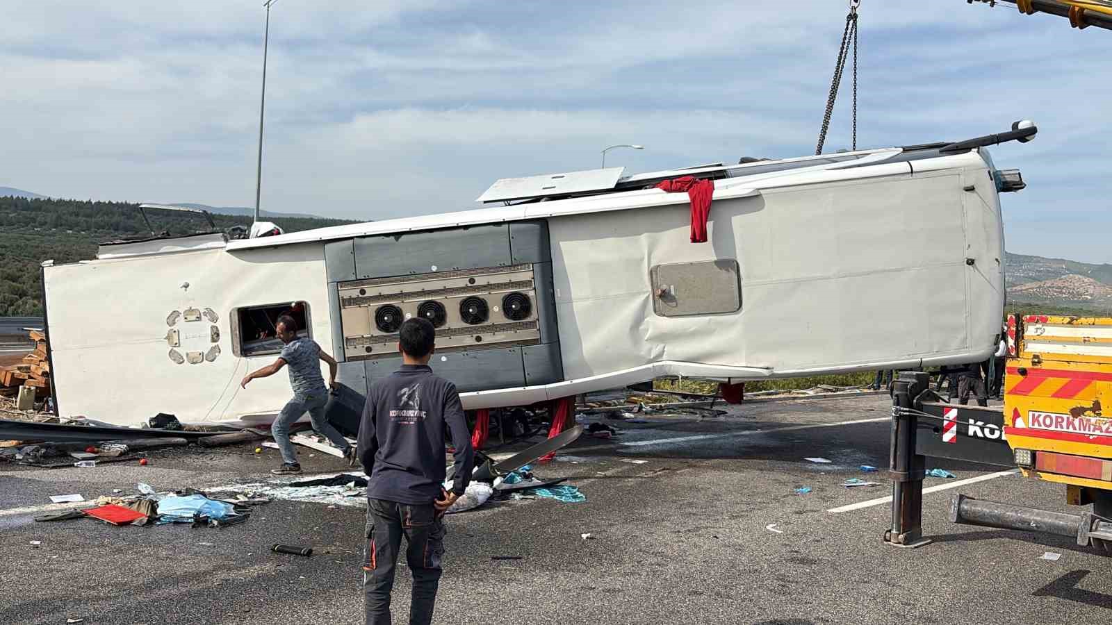 Manisa’daki feci kazada araçlar çekiciyle kaldırılıyor
