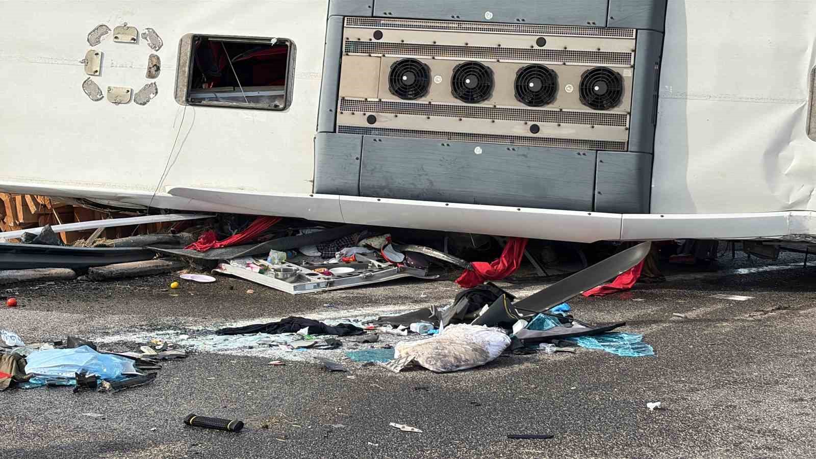 Manisa’daki feci kazada araçlar çekiciyle kaldırılıyor
