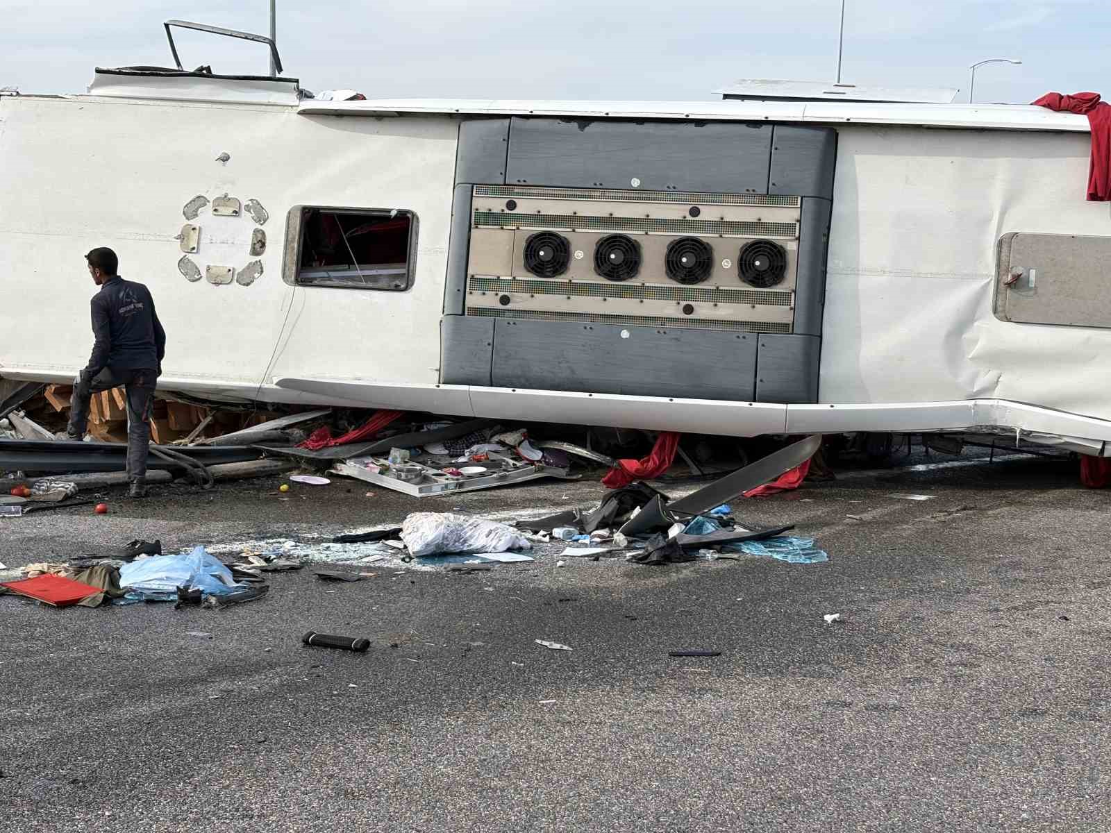 Manisa’daki feci kazada araçlar çekiciyle kaldırılıyor