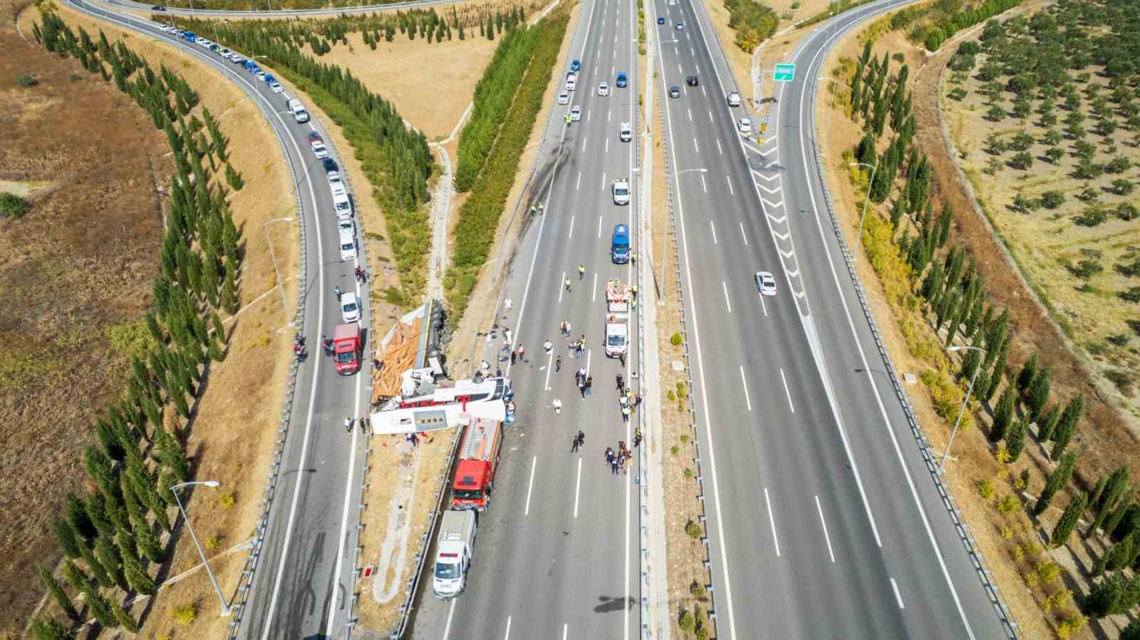 Manisa’daki feci kazada araçlar çekiciyle kaldırılıyor