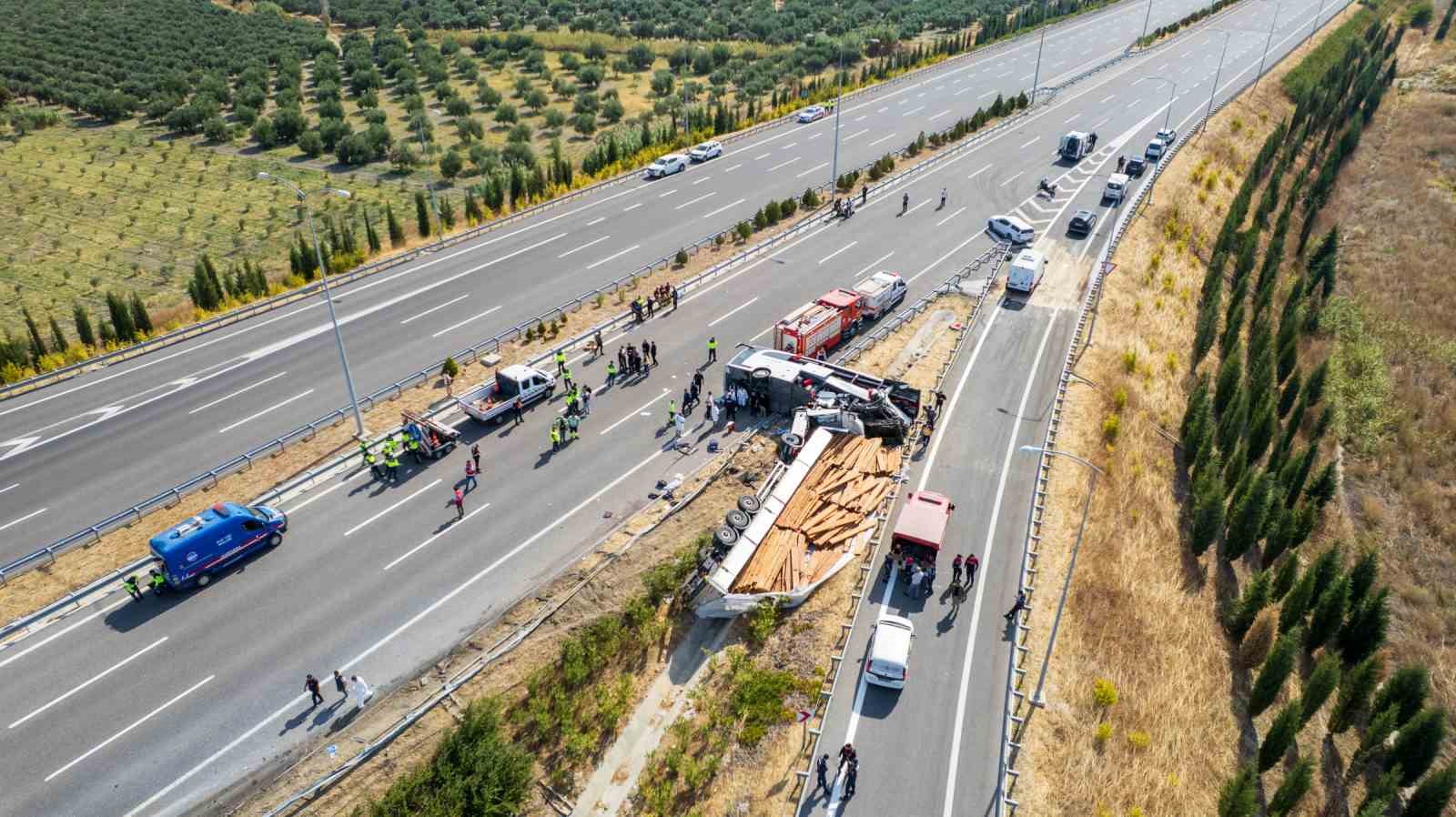 Manisa’daki feci kazada araçlar çekiciyle kaldırılıyor