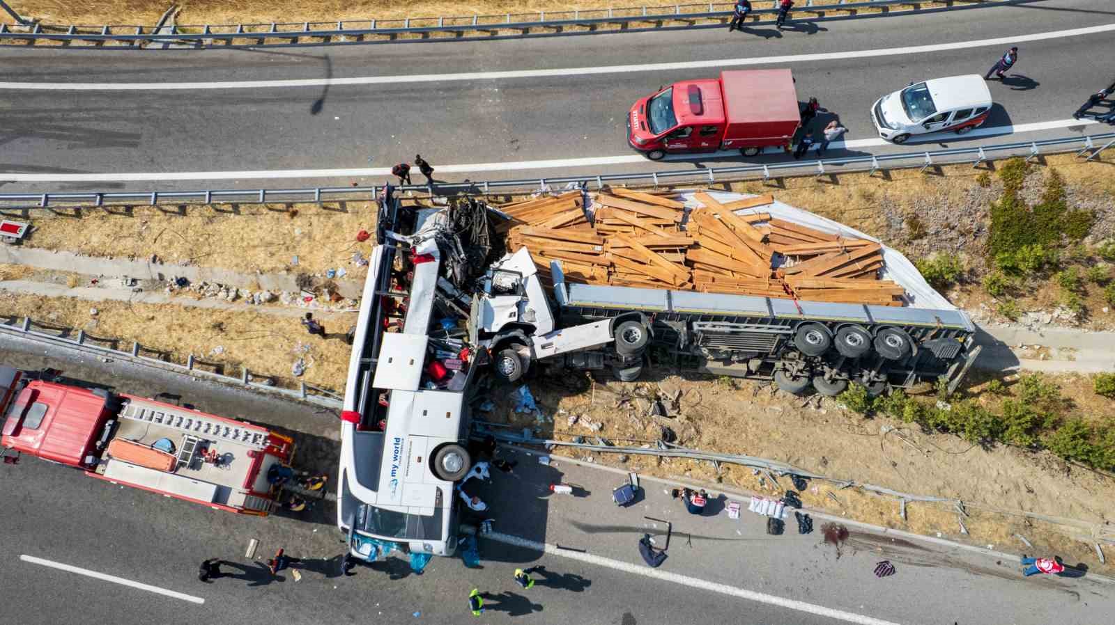 Manisa’daki feci kazada araçlar çekiciyle kaldırılıyor