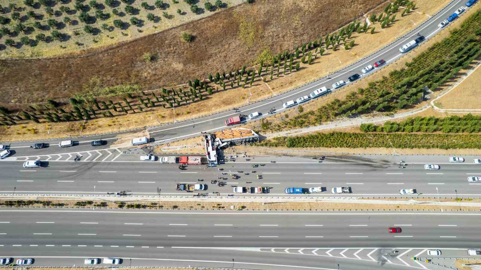 Manisa’daki feci kazada araçlar çekiciyle kaldırılıyor
