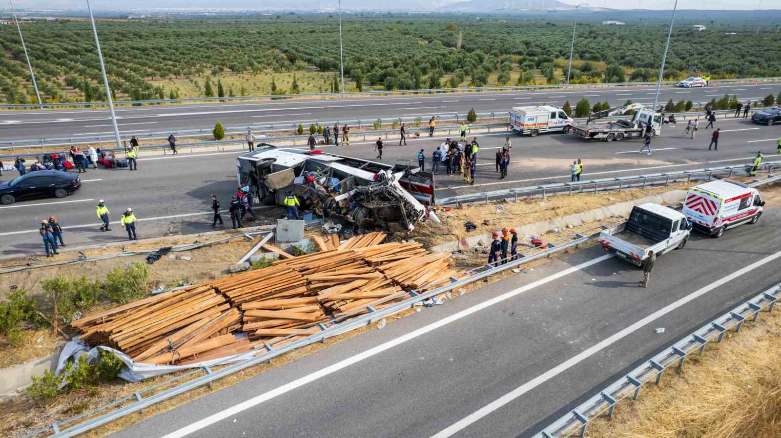 Manisa’daki feci kazada araçlar çekiciyle kaldırılıyor