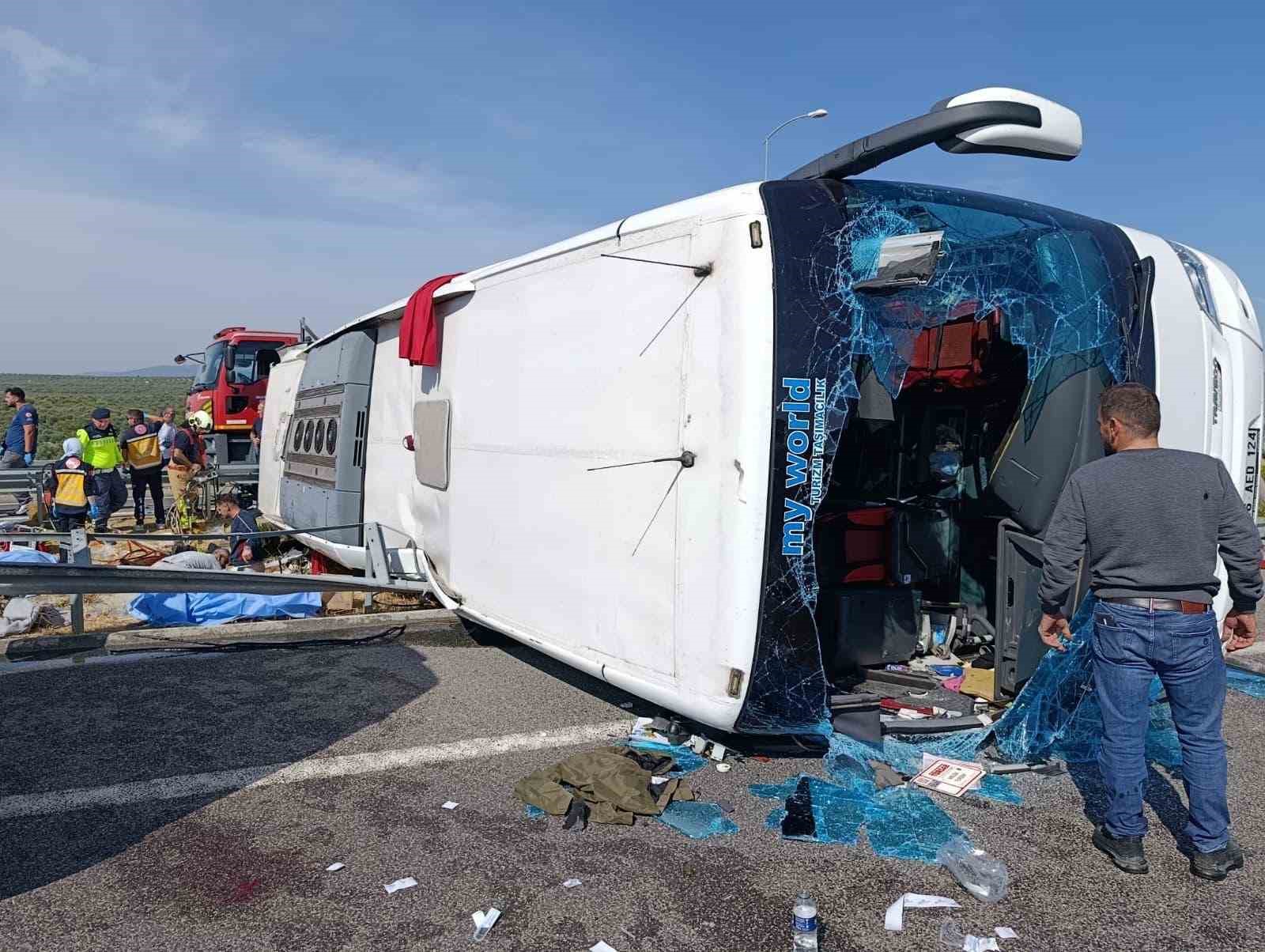 Manisa’daki feci kazada araçlar çekiciyle kaldırılıyor