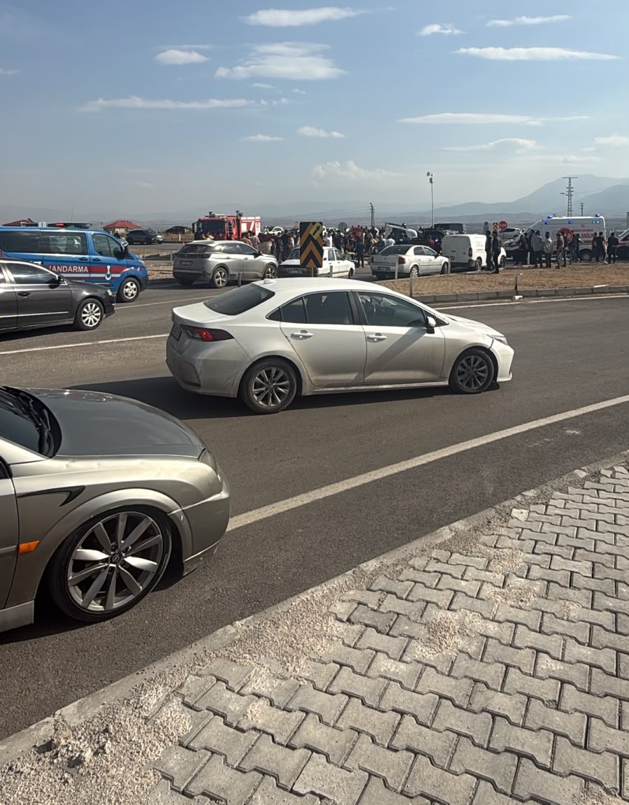 MHP’li milletvekili ve il başkanının konvoyunda kaza: 1 ölü, 4 yaralı