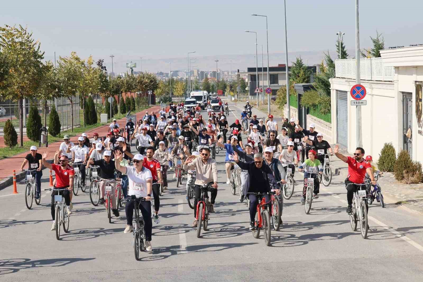 Hekimler, bisiklet turunda pedal çevirdi