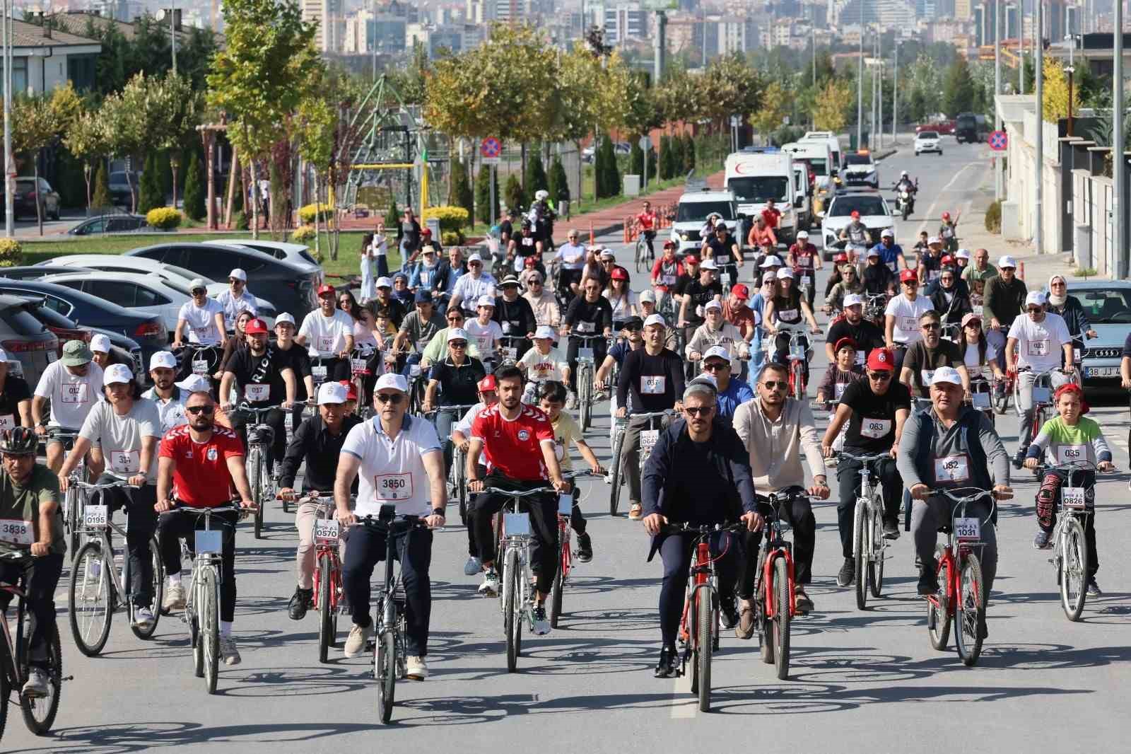 Hekimler, bisiklet turunda pedal çevirdi