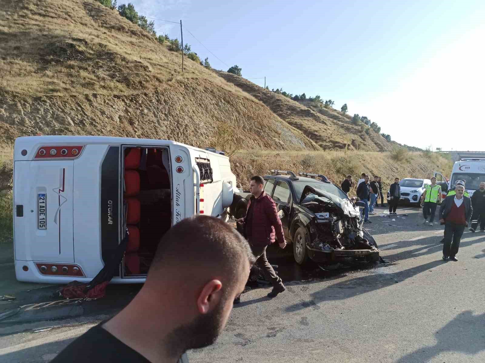 Bingöl’de midibüs ile pikap çarpıştı: 1’i ağır 12 yaralı